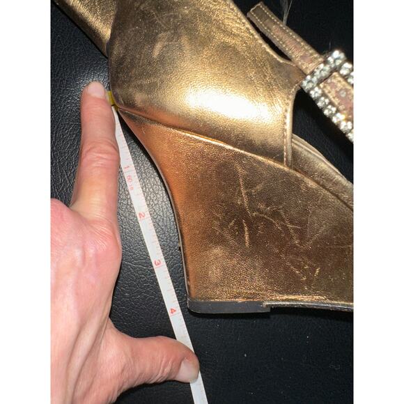 VINTAGE FERRAGAMO GOLD METALLIC LEATHER WEDGE HEELS RHINESTONE BUCKLE 7.5N - Picture 7 of 14